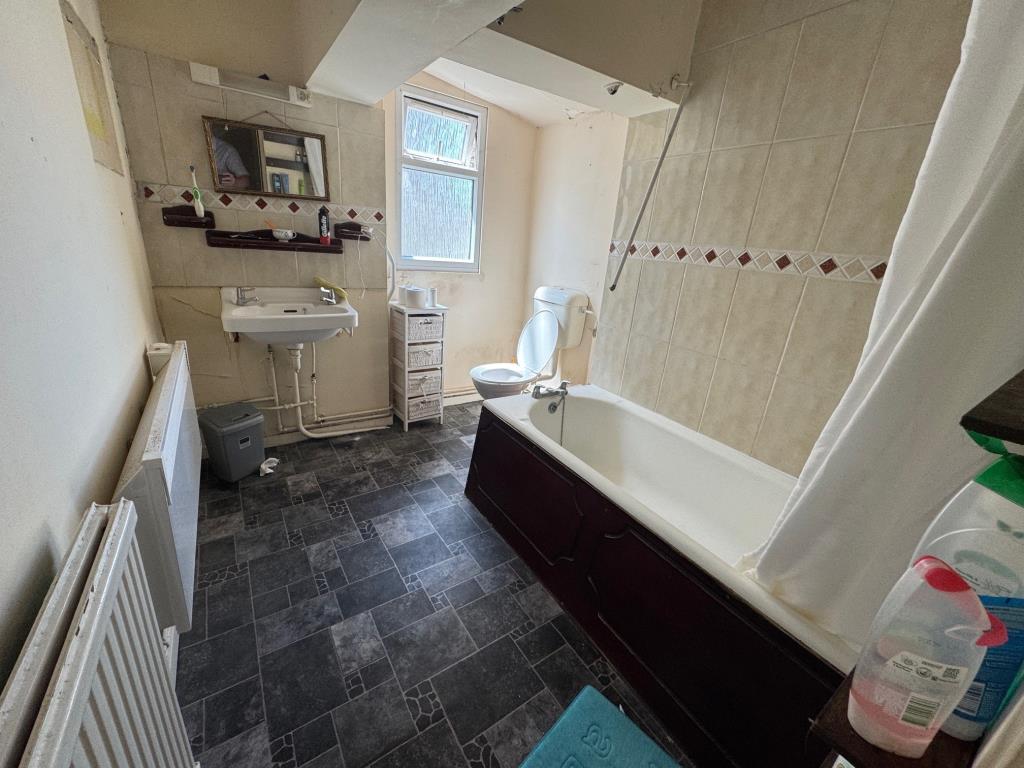 Lot: 122 - SEAFRONT PUBLIC HOUSE WITH THREE-BEDROOM FLAT WITH SEA VIEWS - Flat - Bathroom